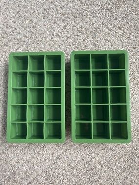 2 silicon ice cube trays